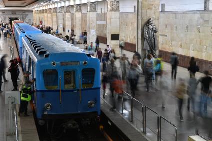 Москва. Выставка ретровагонов к 88-летию Московского метрополитена на станции метро `Партизанская`.