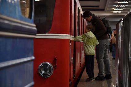 Москва. Выставка ретровагонов к 88-летию Московского метрополитена на станции метро `Партизанская`.