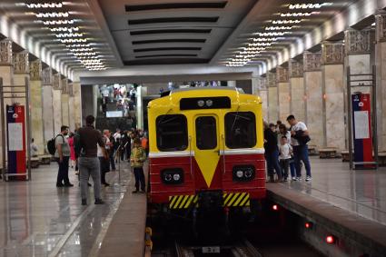 Москва. Выставка ретровагонов к 88-летию Московского метрополитена на станции метро `Партизанская`.