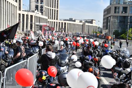 Москва. Участники мотофестиваля, приуроченного к старту мотосезона 2023 на проспекте Сахарова.