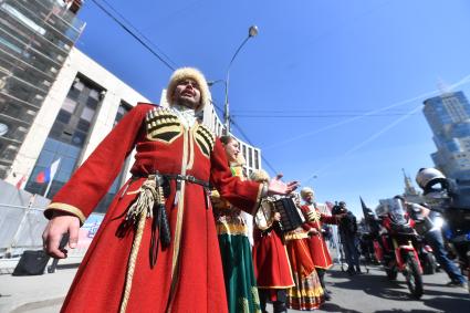 Москва. Участники мотофестиваля, приуроченного к старту мотосезона 2023 на проспекте Сахарова.