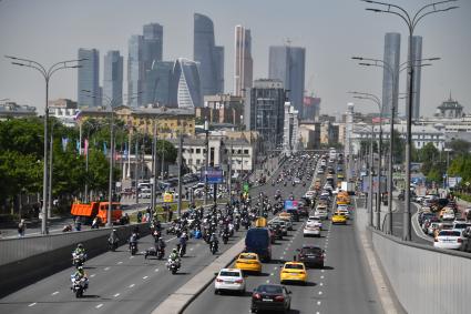 Москва. Участники мотофестиваля, приуроченного к старту мотосезона 2023 на Садовом кольце.