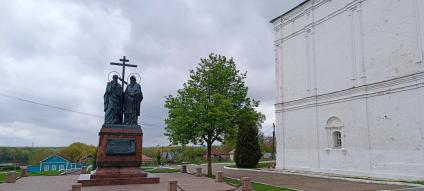 Московская область. г.Коломна. Памятник Святым Равноапостольным Кириллу и Мефодию на территории Коломенского кремля.