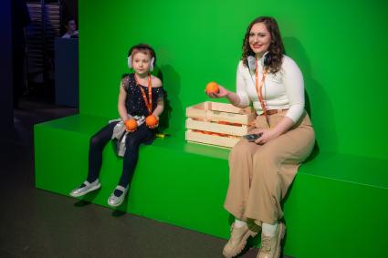 Москва. Посетители на выставке `Жить дружно!`, посвященной 110 - летию российской анимации   в Центре `Космонавтика и авиация`  на ВДНХ.