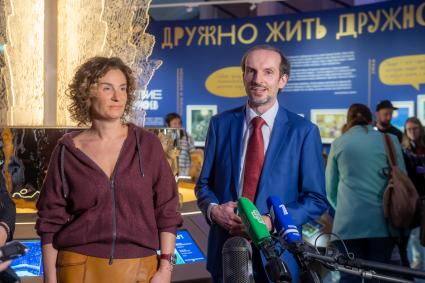 Москва.  Председатель совета директоров киностудии  Союзмультфильм , генеральный директор Центральной киностудии детских и юношеских фильмов имени  Горького Юлиана Слащева и директор киностудии  Союзмультфильм  Борис Машковцев (слева направо)   на выставке `Жить дружно!`, посвященной 110 - летию российской анимации   в Центре `Космонавтика и авиация`  на ВДНХ.