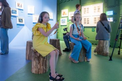 Москва. Посетители на выставке `Жить дружно!`, посвященной 110 - летию российской анимации   в Центре `Космонавтика и авиация`  на ВДНХ.