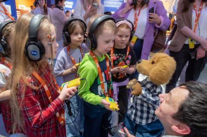 Москва. Посетители на выставке `Жить дружно!`, посвященной 110 - летию российской анимации в Центре `Космонавтика и авиация` на ВДНХ.