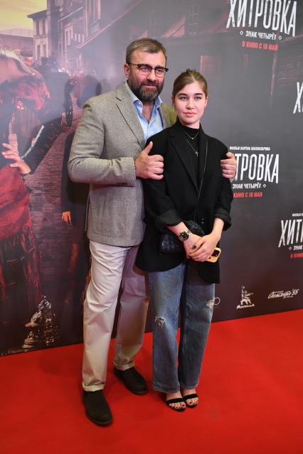 Москва. Актер Михаил Пореченков дочерью Марией на премьере фильма `Хитровка. Знак четырех` в кинотеатре `Октябрь`.