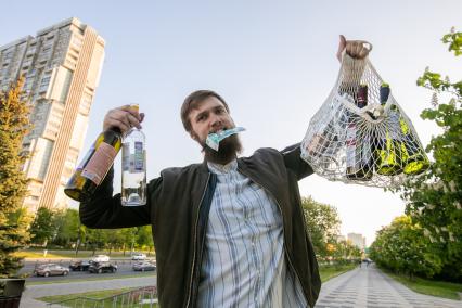 Москва. Корреспондент `Комсомольской правды` Андрей Абрамов собрал бутылки для сдачи их в приемный пункт.