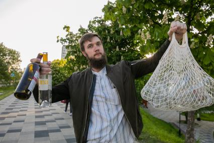 Москва. Корреспондент `Комсомольской правды` Андрей Абрамов собрал бутылки для сдачи их в приемный пункт.