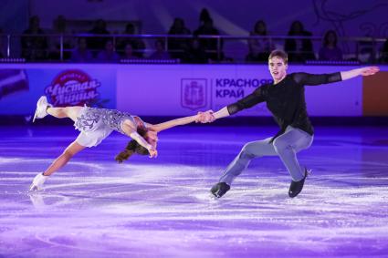 Красноярск. Екатерина Чикмарева и Матвей Янченков во время показательных выступлений на чемпионате России по фигурному катанию.