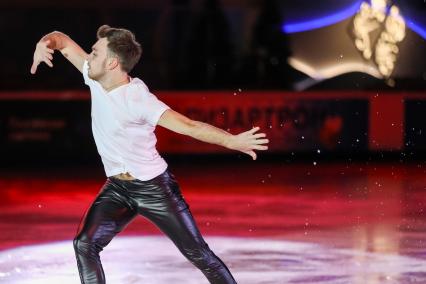 Красноярск. Дмитрий Алиев во время показательных выступлений на чемпионате России по фигурному катанию.