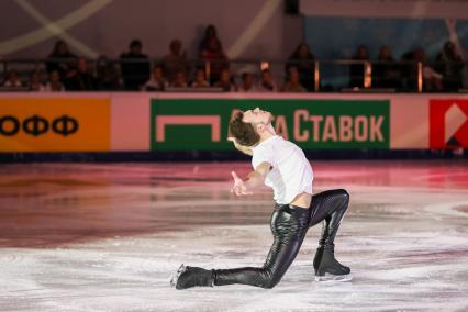 Красноярск. Дмитрий Алиев во время показательных выступлений на чемпионате России по фигурному катанию.