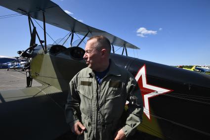 Московская область. Балашихинский район. Аэродром`Черное`. Отреставрированный  самолет ПО-2  прилетел на аэродром `Черное` накануне старта  фестиваля`Небо: теория и практика`. Летчик- испытатель Роман Седых.