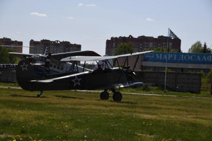 Московская область. Балашихинский район. Аэродром`Черное`. Отреставрированный  самолет ПО-2  прилетел на аэродром `Черное` накануне старта  фестиваля`Небо: теория и практика`.