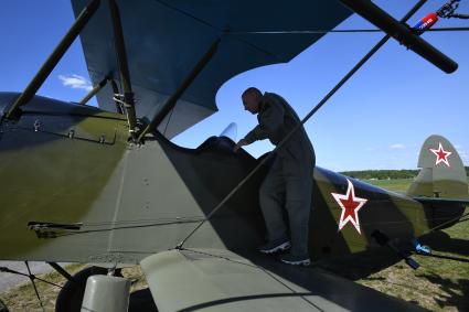 Московская область. Балашихинский район. Аэродром`Черное`. Отреставрированный  самолет ПО-2  прилетел на аэродром `Черное` накануне старта  фестиваля`Небо: теория и практика`. Летчик- испытатель Роман Седых.