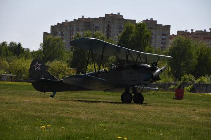 Московская область. Балашихинский район. Аэродром`Черное`. Отреставрированный  самолет ПО-2  прилетел на аэродром `Черное` накануне старта  фестиваля`Небо: теория и практика`.