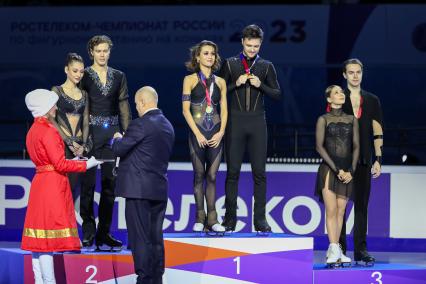 Красноярск. Церемония награждения призеров танцев на льду чемпионата России. (слева направо) Елизавета Шанаева и Павел Дрозд - серебряные медали, Елизавета Худайбердиева и Егор Базин - золотые медали, Елизавета Пасечник и Максим Некрасов - бронзовые медали.