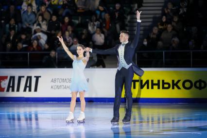 Красноярск. Церемония награждения призеров парного катания чемпионата России. Анастасия Мишина и Александр Галлямов - серебряные медали.