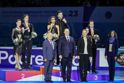 Красноярск. Церемония награждения призеров танцев на льду чемпионата России. (слева направо) Елизавета Шанаева и Павел Дрозд - серебряные медали, Елизавета Худайбердиева и Егор Базин - золотые медали, Елизавета Пасечник и Максим Некрасов - бронзовые медали.