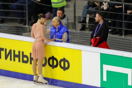 Красноярск. Софья Самоделкина и ее тренер Светлана Сколовская перед выступлением с произвольной программой в женском одиночном катании на чемпионате России по фигурному катанию.