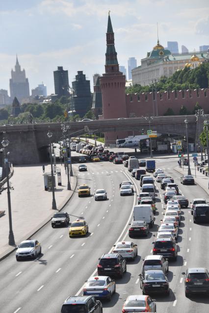 Москва. Автомобильная пробка на Москворецкой набережной.