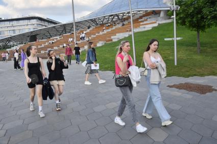 Москва. Посетители в природно-ландшафтном парке `Зарядье`.