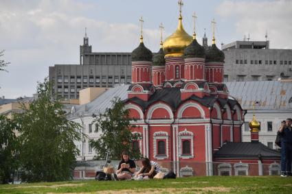 Москва. Вид на Знаменский собор на улице Варварка.