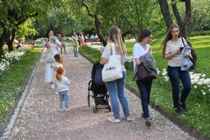 Москва. Горожане на территории государственного музея-заповедника `Коломенское`.