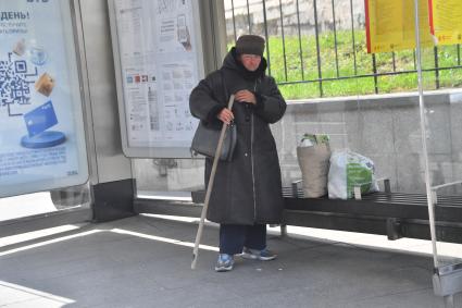 Москва. Женщина на автобусной остановке