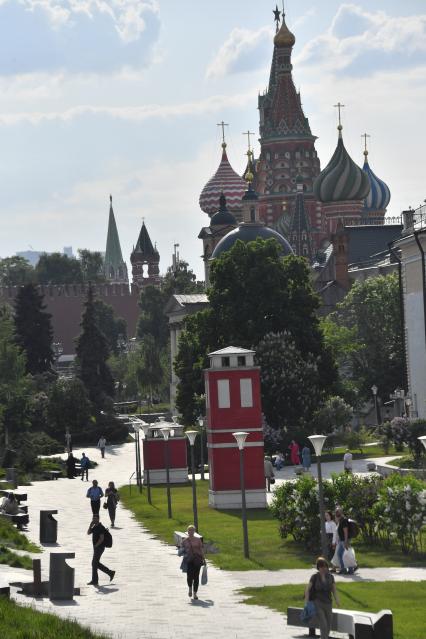 Москва. Горожане в природно-ландшафтном парке `Зарядье`.