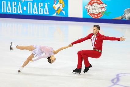 Красноярск. Анастасия Мишина и Александр Галлямов выступают с произвольной программой в парном катании на чемпионате России по фигурному катанию.