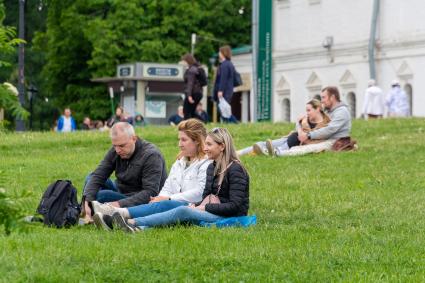 Москва. Горожане отдыхают в музее-заповеднике `Коломенское`.