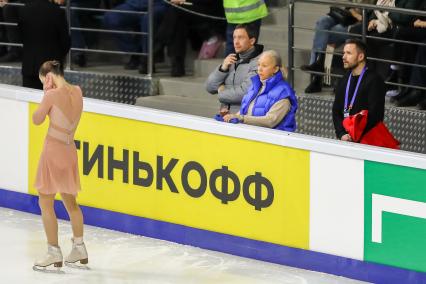 Красноярск. Софья Самоделкина и ее тренер Светлана Сколовская и Станислав Захаров (слева) перед выступлением с произвольной программой в женском одиночном катании на чемпионате России по фигурному катанию.