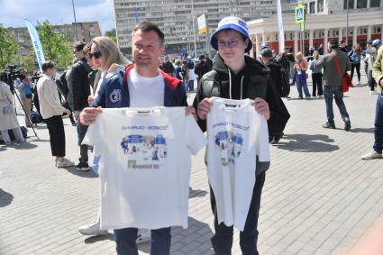 Москва. Вице-президент Федерации спортивной гимнастики России Алексей Немов с сыном во время посадки черешневых деревьев в рамках фестиваля искусств `Черешневый лес` в парке `Динамо` у ВТБ Арены.