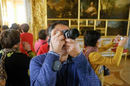 Санкт-Петербург.  Туристы из Китая фотографируют в  музее.