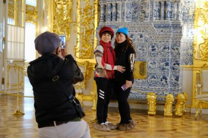 Санкт-Петербург.  Туристы из Китая фотографируются в  музее.