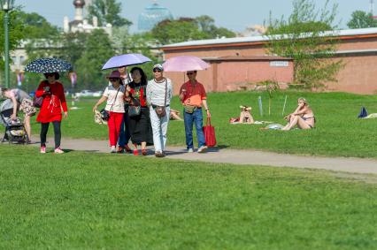 Санкт-Петербург. Туристы из Китая фотографируют на  экскурсии.