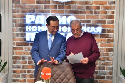 Москва. Губернатор Якутии Айсен Николаев и корреспондент Александр Гамов (слева направо) на радио `Комсомольская правда`.