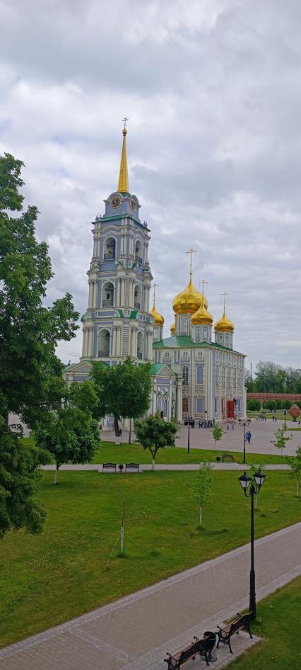 Тула. Вид на Успенский собор Тульского кремля.