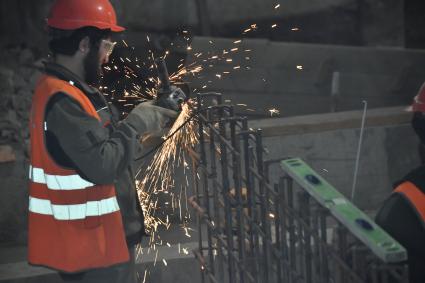 Москва.  Рабочие во время реставрации Центра театра и кино на Поварской улице.