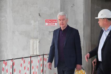 Москва. Мэр Москвы Сергей Собянин ( слева) на территории Центра театра и кино на Поварской улице во время реставрации.