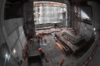 Москва.  Рабочие во время реставрации Центра театра и кино на Поварской улице.