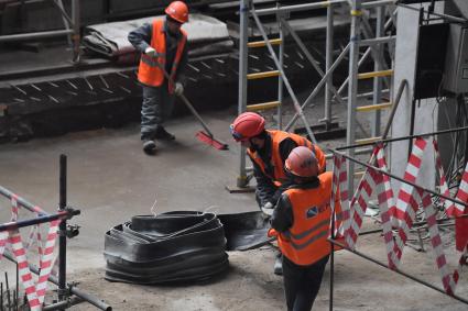 Москва.  Рабочие во время реставрации Центра театра и кино на Поварской улице.