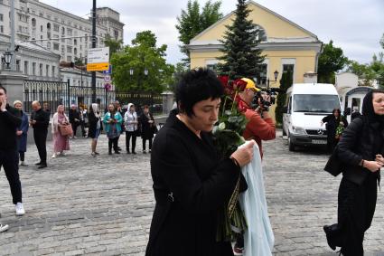 Москва. Певица Лолита Милявская у Богоявленского кафедрального собора в Елохове, где проходит панихида по заместителю министра науки и высшего образования РФ Петру Кучеренко.