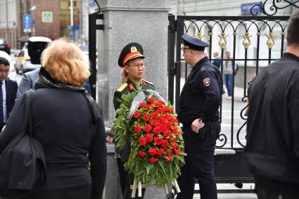 Москва. Члены делегации Министерства оборны Вьетнама у Богоявленского кафедрального собора в Елохове, где проходит панихида по заместителю министра науки и высшего образования РФ Петру Кучеренко.