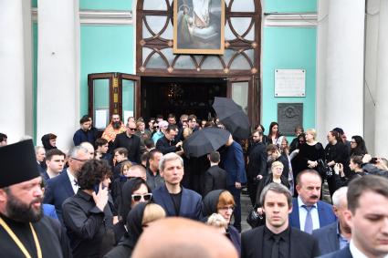 Москва. Люди у Богоявленского кафедрального собора в Елохове, где проходит панихида по заместителю министра науки и высшего образования РФ Петру Кучеренко.