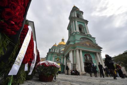 Москва. Траурные венки у Богоявленского кафедрального собора в Елохове, где проходит панихида по заместителю министра науки и высшего образования РФ Петру Кучеренко.