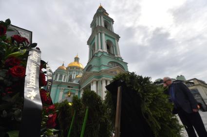 Москва. Траурные венки у Богоявленского кафедрального собора в Елохове, где проходит панихида по заместителю министра науки и высшего образования РФ Петру Кучеренко.