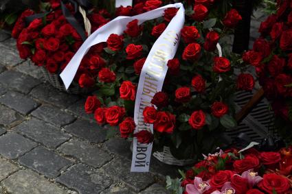 Москва. Траурные венки у Богоявленского кафедрального собора в Елохове, где проходит панихида по заместителю министра науки и высшего образования РФ Петру Кучеренко.